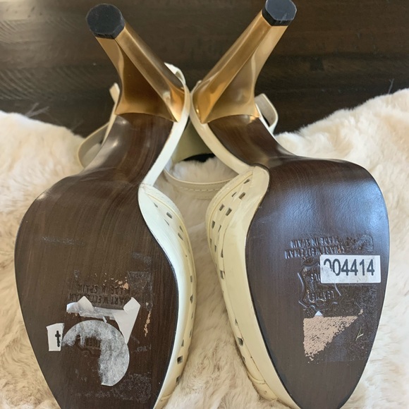 Stuart Weitzman women’s shoes NWOT 5” heel 1” Platform white with gold heel - Picture 5 of 6